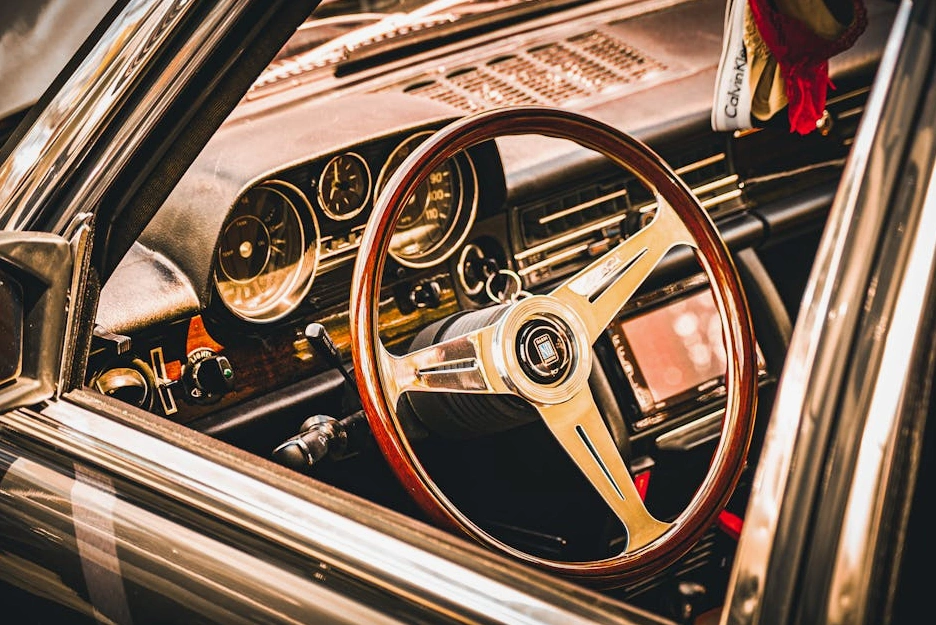 Panel de control de marketing mostrando crecimiento en ventas y conversiones.